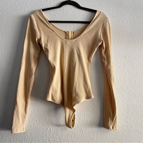 Chelsea & Violet  Bodysuit Ivory Cream long Sleeves Low scoop Neck Size M - Picture 3 of 6